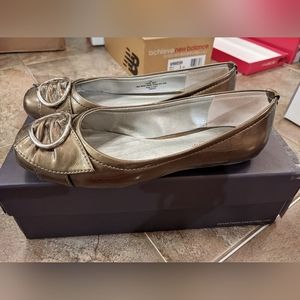 Stunning Kenneth Cole women flat shoes in size 7
